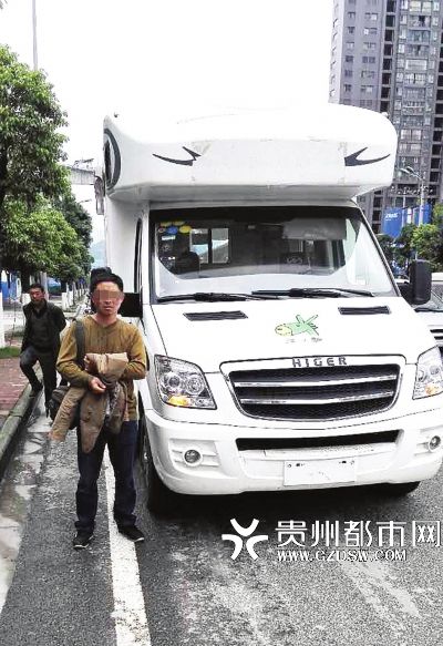 房车临牌过期仍上路 车被暂扣记12分驾照还要