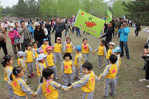 海拉尔区幼儿园组织开展大型亲子踏青活动