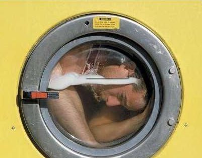 男子修洗衣机被卡 修洗衣机不成现在得修头了