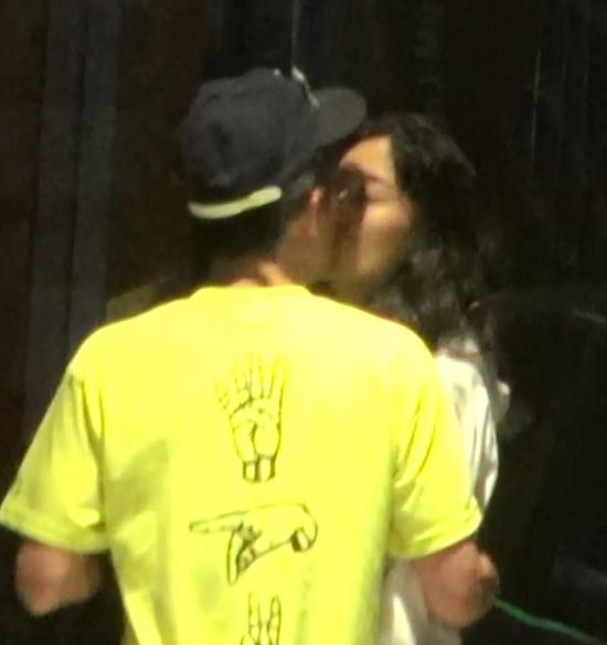 陈冠希恋超模热吻 女方身分被起底为名模曾在国际秀场走秀