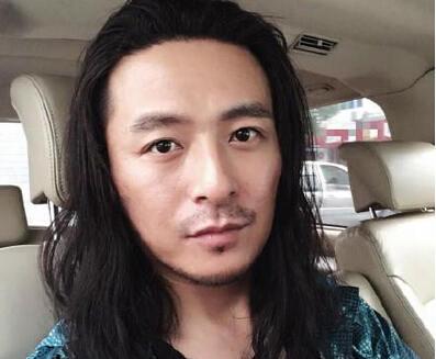 朱雨辰曝长发披肩照 网友调侃:迪克辰仔玩儿起