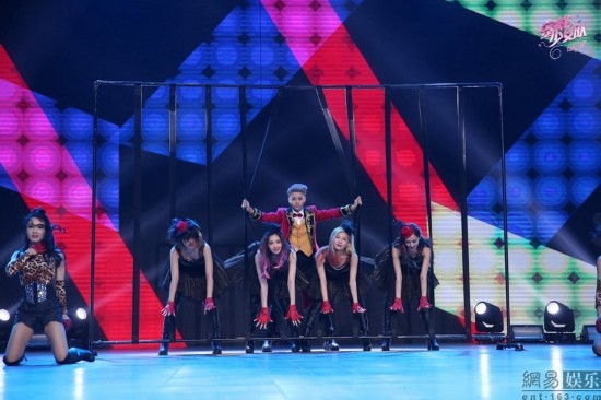 吴奇隆队少女+张悠然孔雪儿组蜜蜂少女队顺利