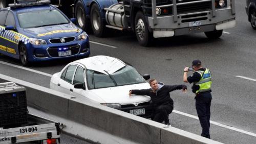 刚逃出可怕车祸应该做啥?小伙开心拍合影