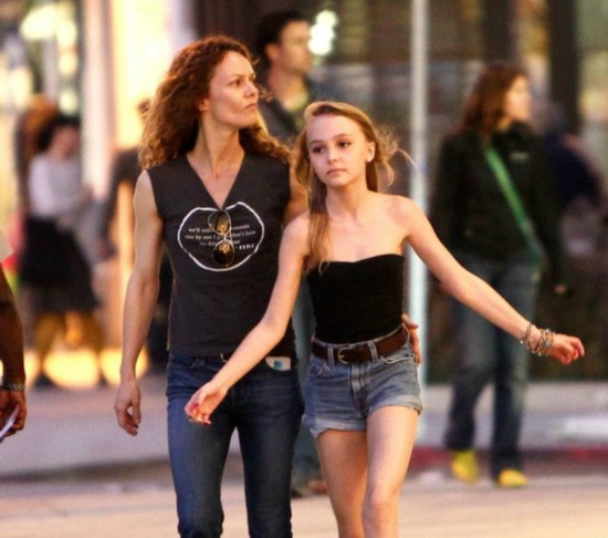 德普16岁女儿被时尚大牌看中偏爱离婚男模