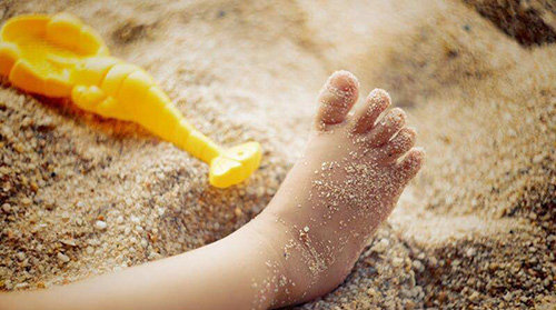 梅婷晒女萌照童心庆六一 网友调侃:像蒙奇奇