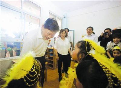 李明:创造良好学习条件 培养祖国栋梁之才