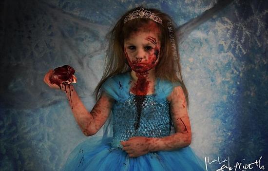 摄影师将小孩扮成僵尸娃娃 鬼魅笑容吓坏人