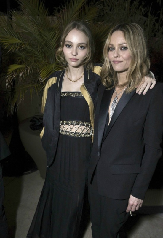 德普16岁女儿被时尚大牌看中偏爱离婚男模