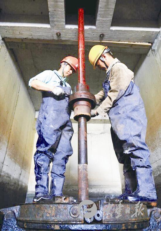 盐城大丰技术人员检修泵站 做好防汛准备