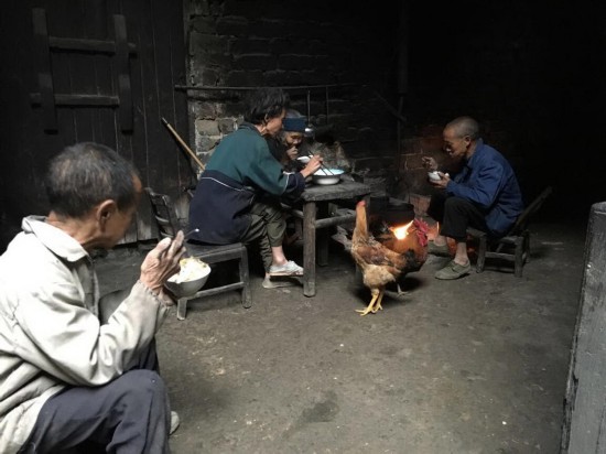 心酸!九旬母亲留3缸稻谷给3个智障儿(高清组图