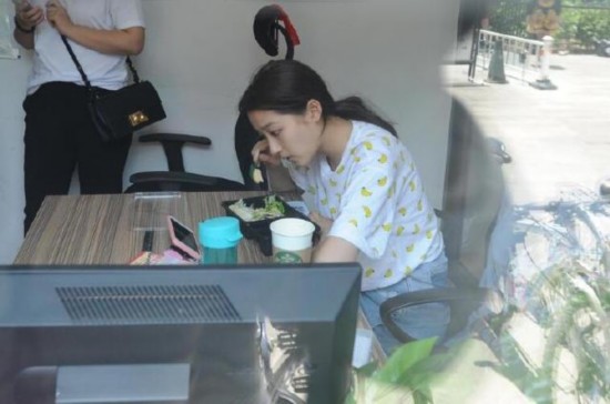 关晓彤素颜备战高考 称专业第一没觉得自己有