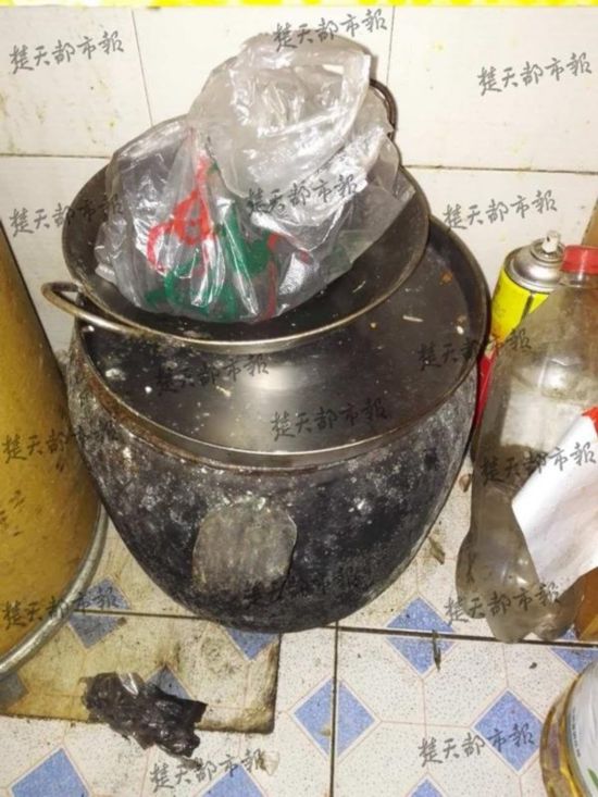 小贩夫妻把钱财藏旧汤罐被盗 现场还原得一模