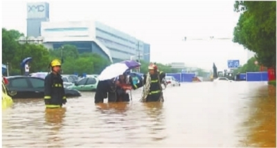 武汉东湖新技术开发区一路段积水近1米深 消防