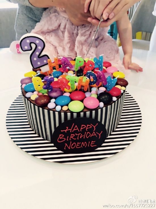 杨幂刘恺威为小糯米庆生 紧握小糯米手切蛋糕