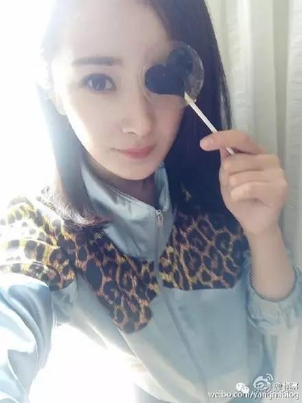 小黑妞!杨幂爸爸曝女儿童年照 大幂幂自拍近照