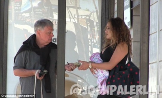 美华裔博主街头做调查 穷富待遇大不同