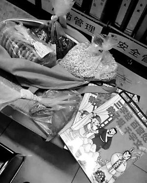 母亲偷鸡腿给生病女儿过节 民警:最让人感动的