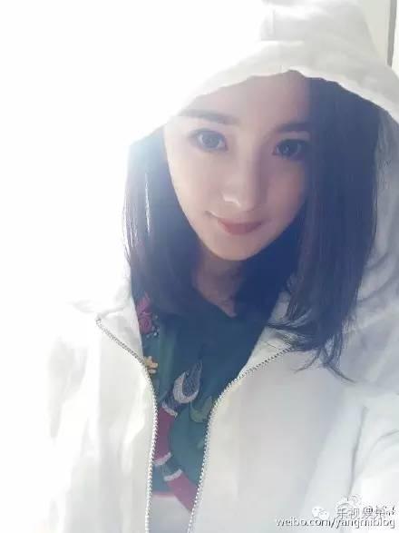 杨幂爸爸曝女儿童年照大幂幂竟是小黑妞 自拍