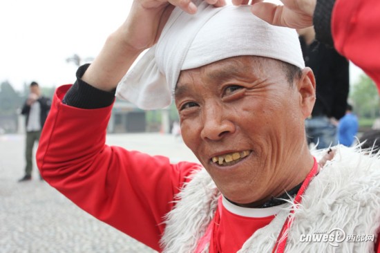 摄影师16年影像记录陕北腰鼓手在西安的卖艺生涯