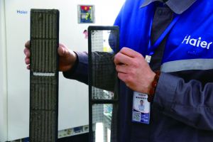 进入6月,天气越来越热,全国不少家庭的空调都开始运行。今年可能迎来史上极热年度,空调降温消暑的作用也越发重要。然而,居住在北京朝阳区的吕女士发现,使用了3年的空调,今年突然不给力了,降温慢不说,噪音还大了。她预约了维修人员上门服务,拆机后发现空调过滤网完全被积灰堵死。“第一次知道空调里面这么脏!”