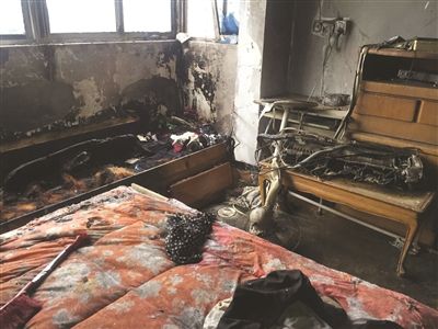 熊孩子在家玩打火机起火 将家里烧得一片狼藉