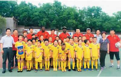 新丝路孙塬少儿足球队成立(图)