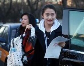 关晓彤素颜备战高考 专业第一仍早起晚睡紧张