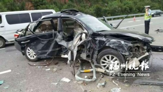 永泰高速路段发生惨烈车祸 轿车冲破护栏3死2伤