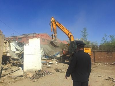 日前，石景山魯谷社區展開清理整治大雜院行動，緊鄰重聚園小區的一個廢品回收大雜院被拆除。通訊員朱虹攝