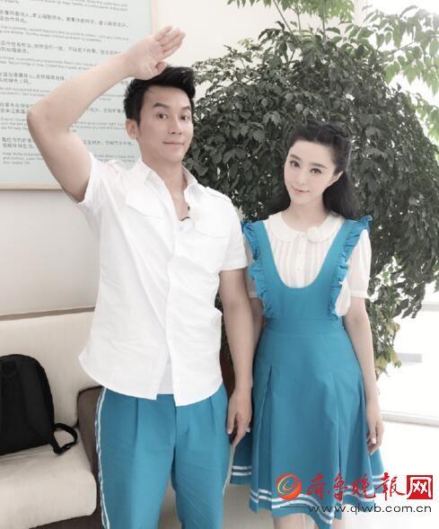 李晨范冰冰穿上校服敬队礼秀恩爱:校花和…?(