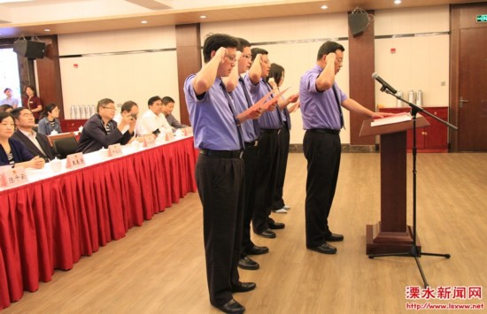 南京溧水区18名新任命干部向宪法宣誓
