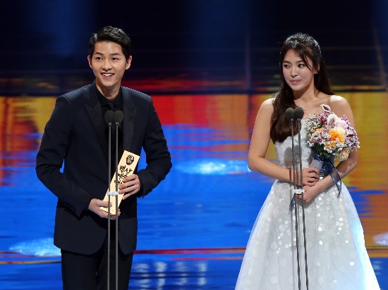 韩国百想艺术大赏落幕 吴秀波受邀为宋仲基宋慧乔颁奖