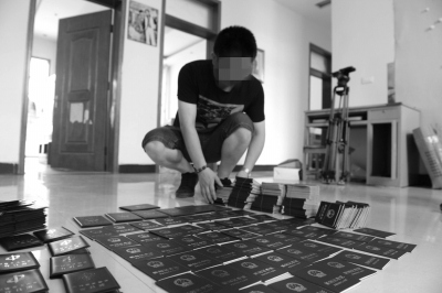 男子叫卖假记者证称网上可查 一本卖到1800元