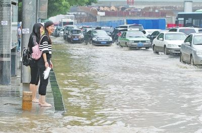 提着鞋,赤着脚,携手过浪滔滔开自动挡女生图片