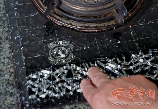 家中天然气灶打不着火 刚修完玻璃面板爆裂