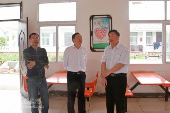 海螺集团公司向定点扶贫单位捐赠助学物资