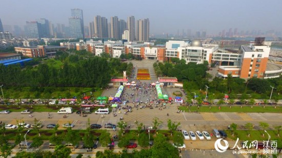 本網通過無人機航拍南昌二中考點周邊情況