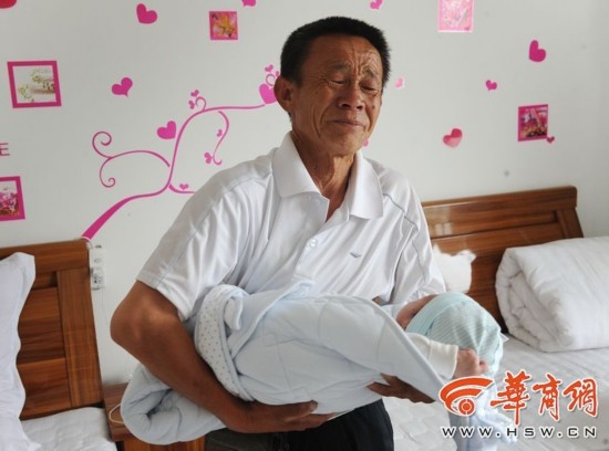 20岁女大学生宿舍内产子同学帮接生 产后20天