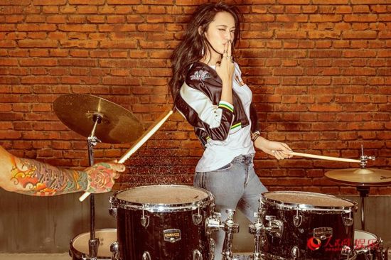 姚晨玩乐队弹吉他尽显摇滚风情 女王范全开ho