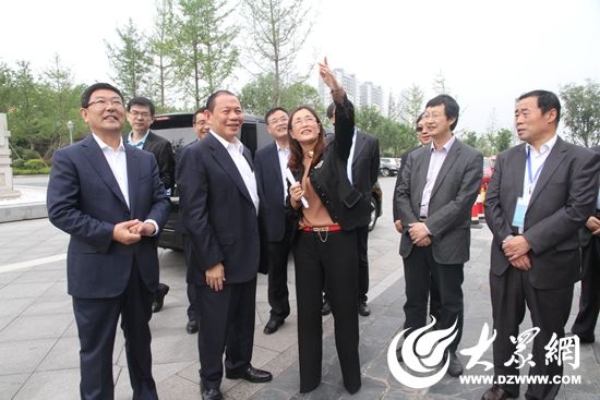 再捐20万册图书 近日,日照市委常委,副市长刘兆亮陪同新加坡金鹰