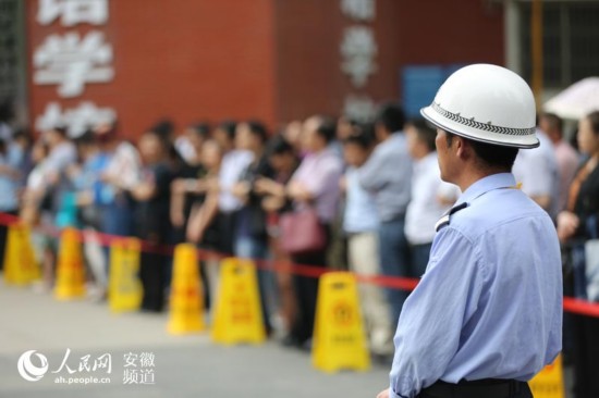 合肥考点外，正在工作的保安 