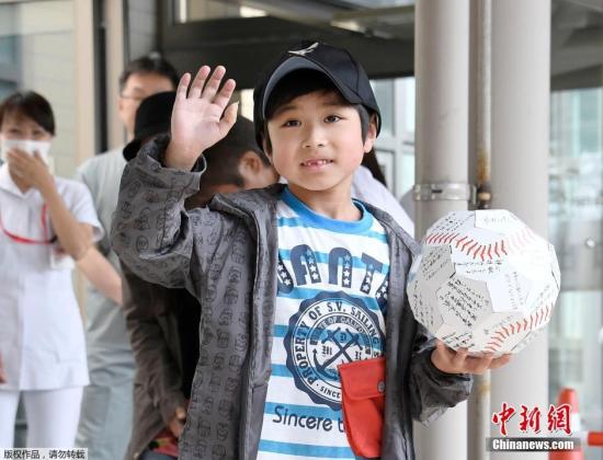 當地時間2016年6月7日，日本函館，田野岡大和走出醫院。7歲男孩田野岡大和在北海道有熊出沒的山區被父母趕下車后，獨自過了6晚，3日奇跡幸運獲救。日本警方稱，他的父母將不會面臨控告。