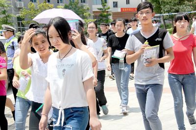 贺州市万名学子参加高考