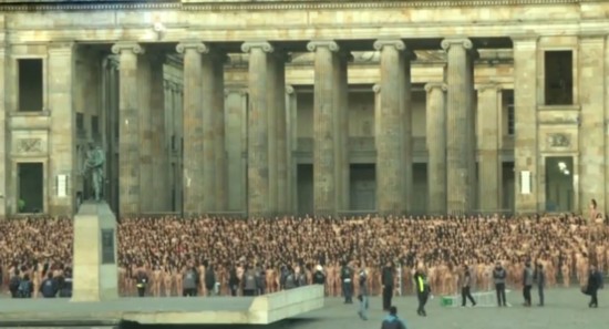 哥伦比亚6000人全裸拍合照呼吁国家和平(图)