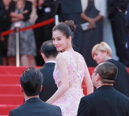 Angelababy自爆美臂秘訣——手臂緊致全靠“舉貓貓”