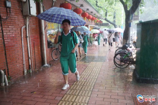 高考第二天开启暴雨模式:广州考生雨中赶赴考