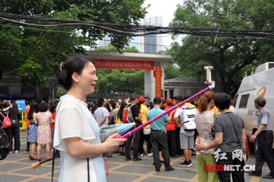 偷偷陪考团现身 考生妈妈带自拍杆为儿子记录