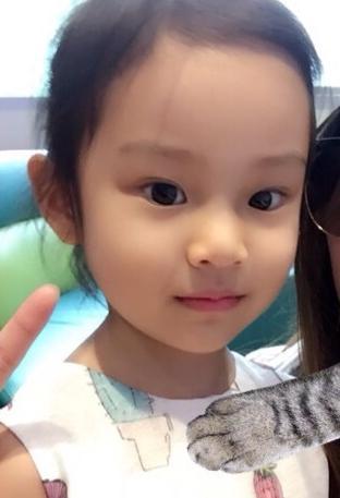 网友纷纷留言:"甜馨越来越美啦""爱死小甜馨了""长大了妥妥的大美人呢