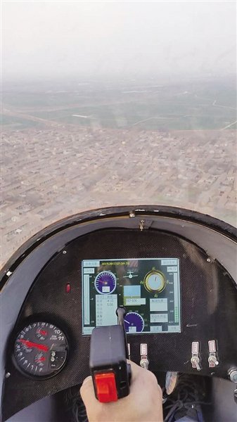 小伙自制飞机成功试飞 只有初中文化(组图)