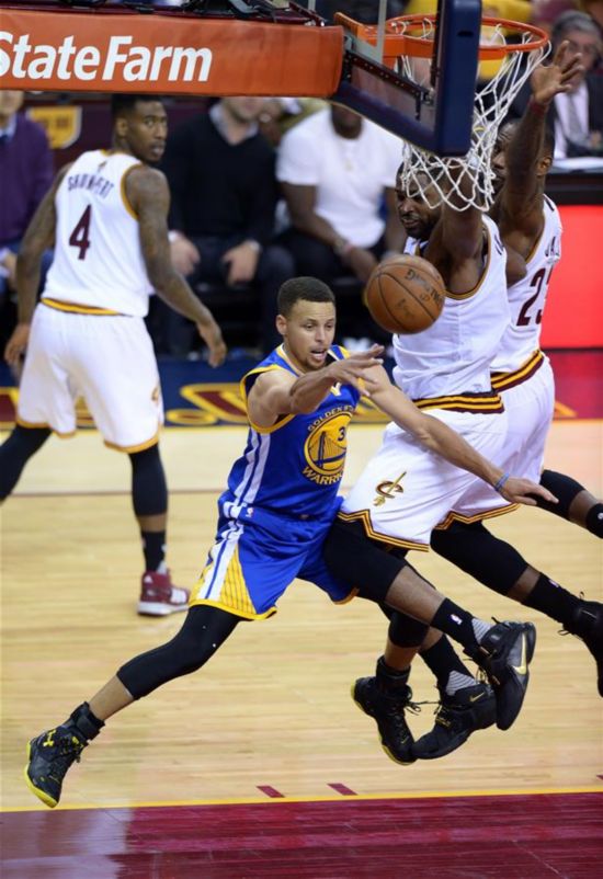 (精彩集锦)NBA总决赛第三场:骑士vs勇士120比